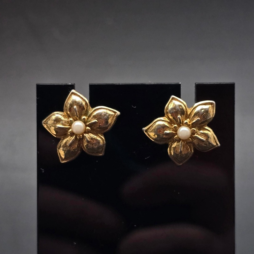 Avon 1988 Pearl Bouquet Stud Earrings Gold Tone Flower Faux Pearls